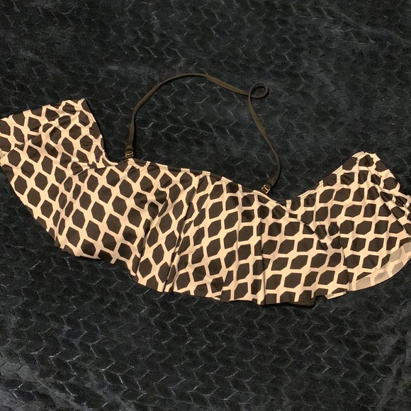 Black and white geometric bikini top halter flutter sleeve - Picture 1 of 6